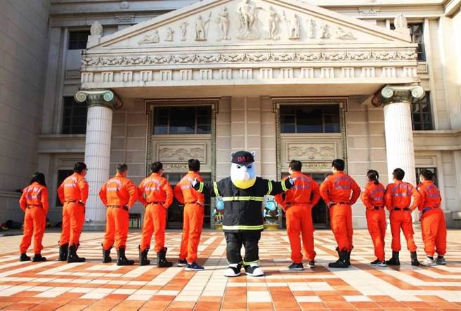 高桂義消救助分隊到義大遊樂世界拍攝宣傳照，與吉祥物「大義」合影。（義大遊樂世界提供／林瑞益高雄傳真）