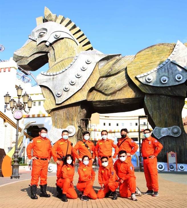 高桂義消救助分隊隊員到義大遊樂世界拍攝宣傳照。（義大遊樂世界提供／林瑞益高雄傳真）