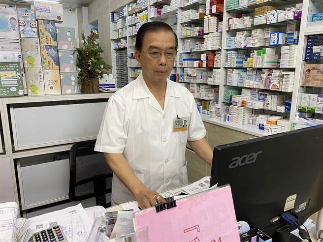 陳金火在北屯區開藥局45年，把客戶當成家人，悉心照顧，也獲台中市衛生局「110年藥事照護」特殊貢獻獎表揚。（馮惠宜攝）