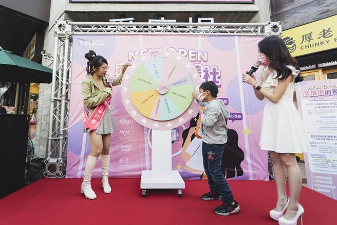 位于一中商圈最大美食商场I PLAZA爱广场，三楼日韩服饰盛大开幕，9日请来百万粉丝人气网红琳妲担任一日店长。（冯惠宜摄）