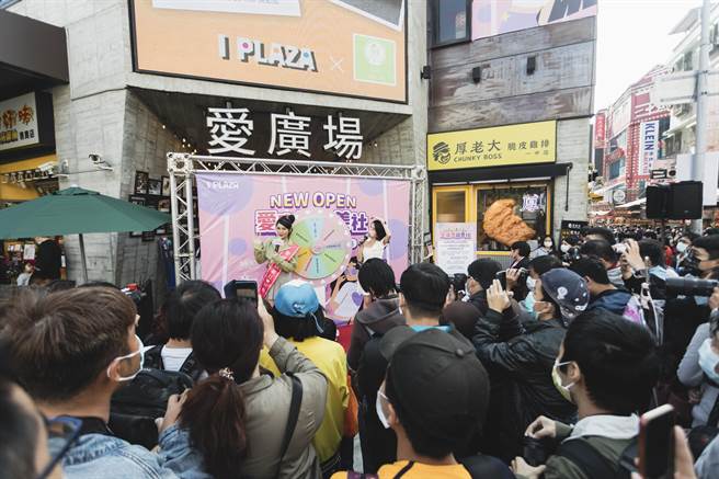 位于一中商圈最大美食商场I PLAZA爱广场，三楼日韩服饰盛大开幕，9日请来百万粉丝人气网红琳妲担任一日店长，吸引许多粉丝来此朝圣。（冯惠宜摄）
