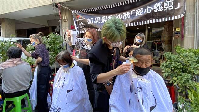向上愛心會公益物資發放活動，推出義剪。（陳淑芬攝）