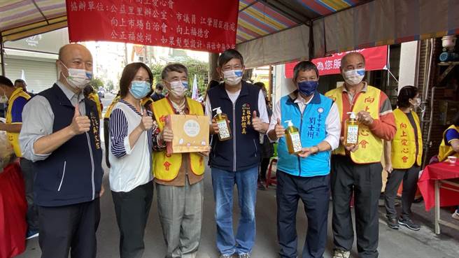 向上愛心會寒冬送暖20年不間斷，9日在公益里里辦公室舉辦公益物資發放活動。（陳淑芬攝）