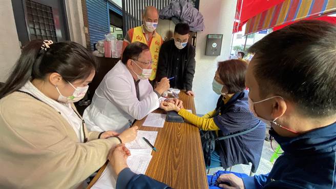 向上愛心會公益物資發放活動，推出中醫義診。（陳淑芬攝）