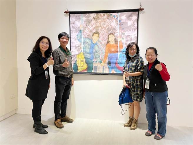 苏孟如（左一）从事儿童绘画教学10余年，虽半路出家但抱负远大，近日除开个人画展外，还计画回家乡东港开工作室，协助在地业者发展文创产业。（谢佳潾摄）