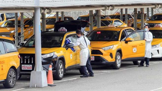 桃園機場防疫車隊駕駛員在值勤出車前，駕駛員會穿上隔離衣，並將車內用酒精確實清消。（陳麒全攝）