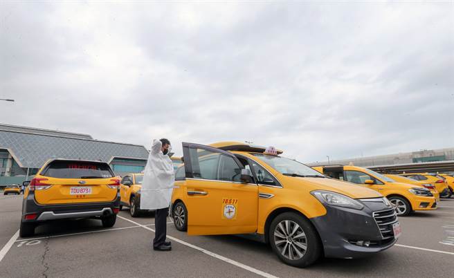 桃園機場防疫車隊駕駛員在值勤出車前，駕駛員會穿上隔離衣，並將車內用酒精確實清消。（陳麒全攝）