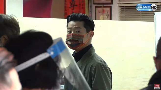 林昶佐赴里民活動中心投票。（圖／中時新聞網直播畫面）