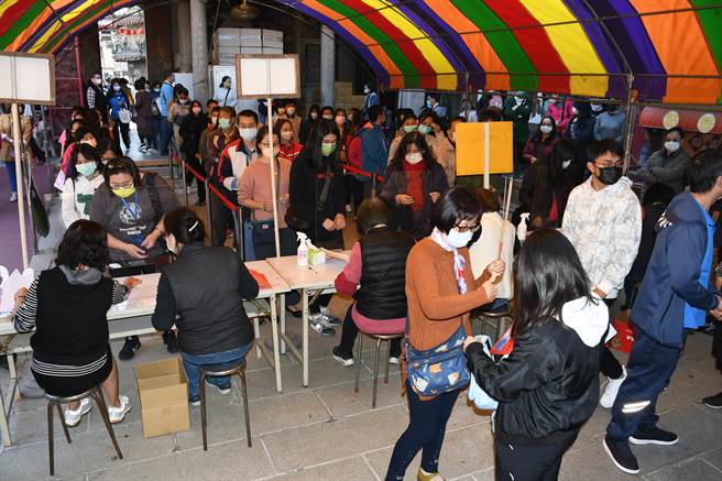 彰化南瑤宮9日上午在廟埕頒發獎學金，獲獎者共910人，每人分獲1200元至2500元不等，合計共頒發金額147萬5000元。（吳敏菁攝）