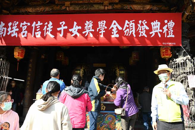 彰化南瑤宮9日上午在廟埕頒發獎學金，彰化市長林世賢期勉學子要效法媽祖精神。（吳敏菁攝）