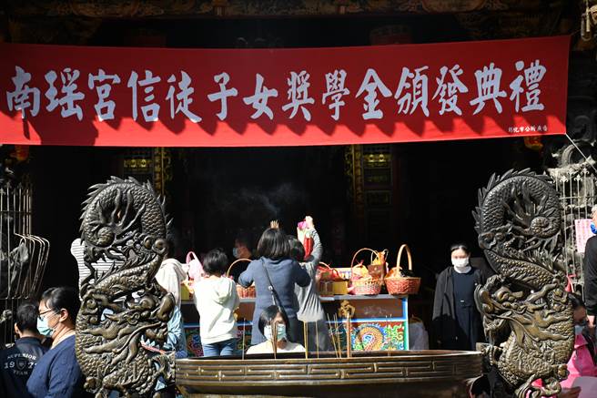 彰化南瑤宮9日上午在廟埕頒發獎學金，獲獎者共910人，每人分獲1200元至2500元不等，合計共頒發金額147萬5000元。（吳敏菁攝）