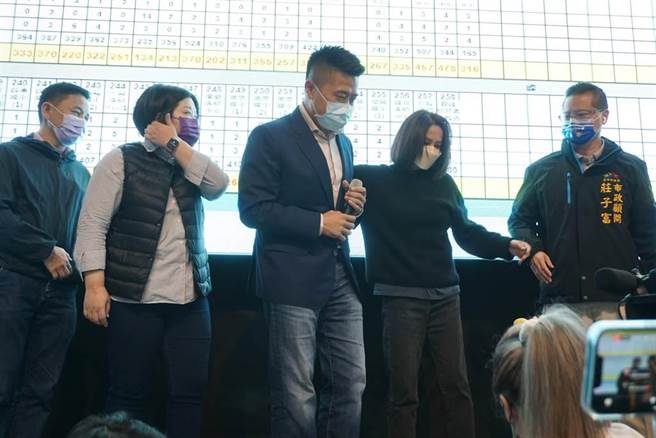 顏宽恒露面7分钟，简短发表完谈话后，即回到竞选总部沉淀心情。（王文吉摄）
