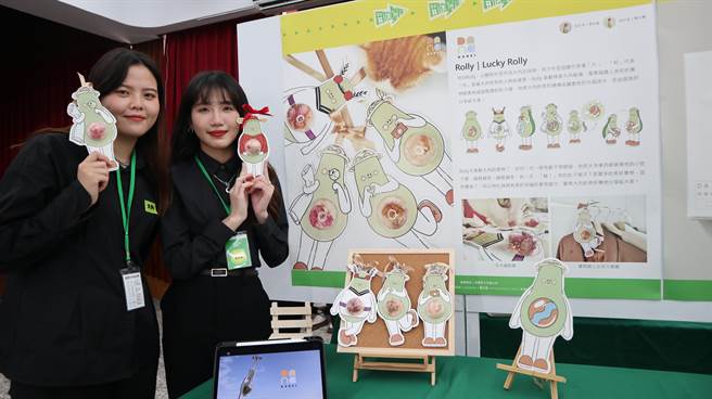 樹德科技大學學生蔡依靜（左）、陳沂蓁（右）透過田野調查來到台南市大內區，看到許多甜根子草，而啟發開發「lucky rolly」香氛御守。（張毓翎攝）