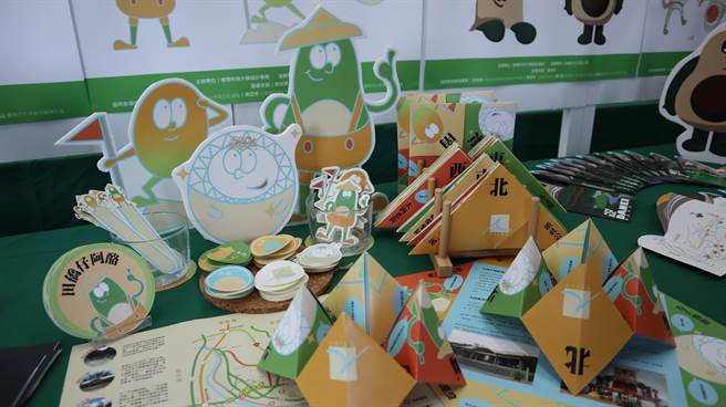 樹德科技大學設計學院師生團隊發揮創意，將大內的人文風貌轉譯成各種設計型態，9日展出一系列商品。（張毓翎攝）