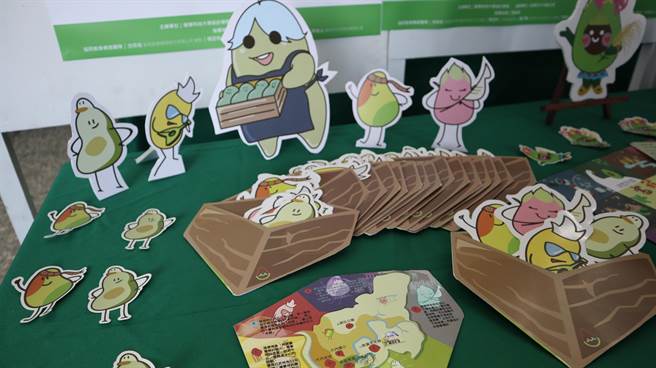 樹德科技大學設計學院師生團隊發揮創意，將大內的人文風貌轉譯成各種設計型態，9日展出一系列商品。（張毓翎攝）