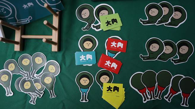 樹德科技大學設計學院師生團隊發揮創意，將大內的人文風貌轉譯成各種設計型態，9日展出一系列商品。（張毓翎攝）