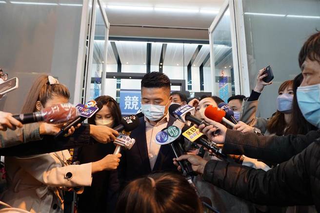 顏寬恒9日下午5點40分步出競選總部，並宣布敗選，坦言自己努力不夠，神情相當落寞。（王文吉攝）
