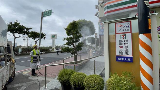 环保局针对9日新公布的确诊者足迹地点逐一消毒。(环保局提供／吕筱蝉桃园传真)