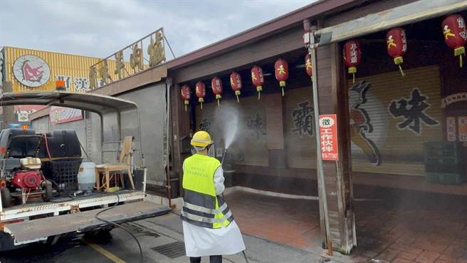 环保局针对9日新公布的确诊者足迹地点逐一消毒。(环保局提供／吕筱蝉桃园传真)