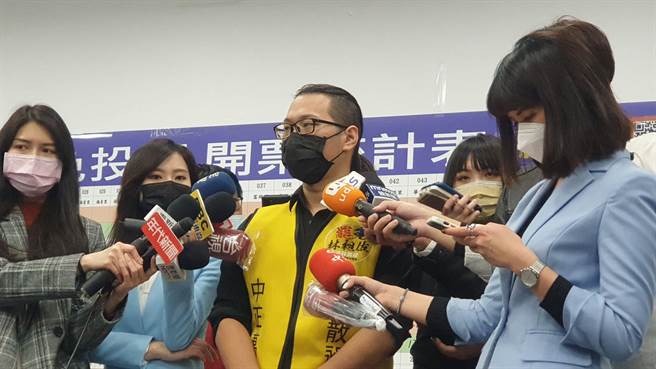 罷免團體晚間受訪。（黃婉婷攝）