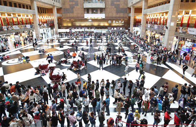 國內今(9)日新增11例本土個案，醫見其中1個案怕爆，坦言有足夠時間傳到更廣社區。圖為台北車站大廳，9日許多移工及民眾前來接種莫德納第二劑。(圖/陳俊吉攝)