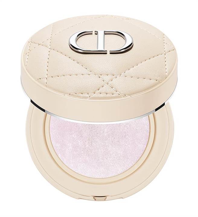 迪奥超完美持久气垫蜜粉春妆限量版容量10g，2200元。（迪奥提供）