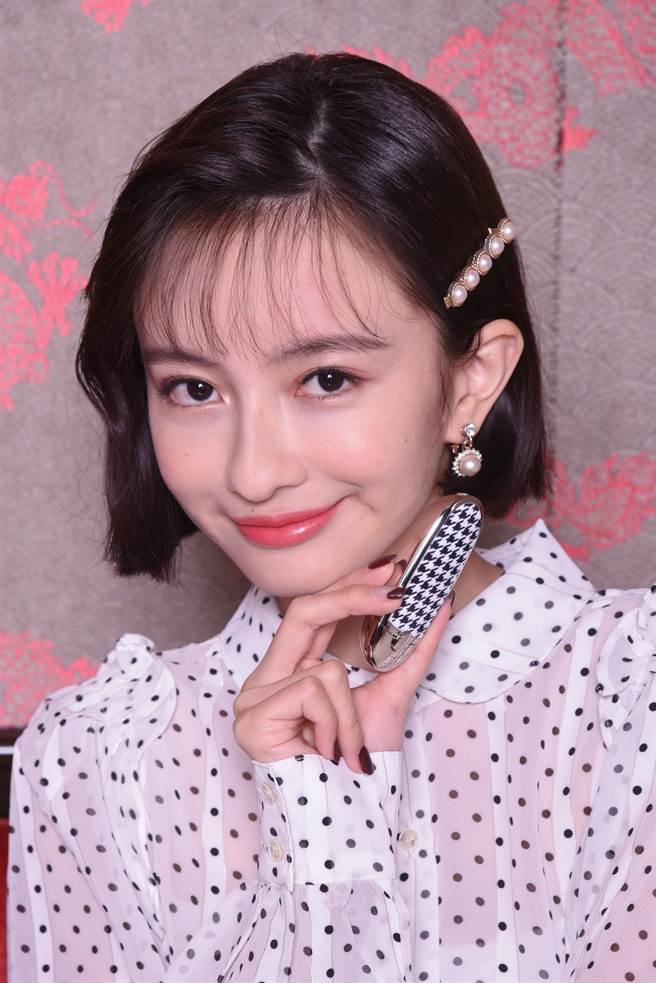 娇兰 红宝之吻高订唇膏＃588迭擦＃25S 搭配丝绒千鸟格彩壳。（娇兰 提供）