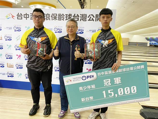 副市长令狐荣达（中）与青少年组冠亚军得主合影，期盼藉此推广保龄球运动风气。（台中市政府提供）