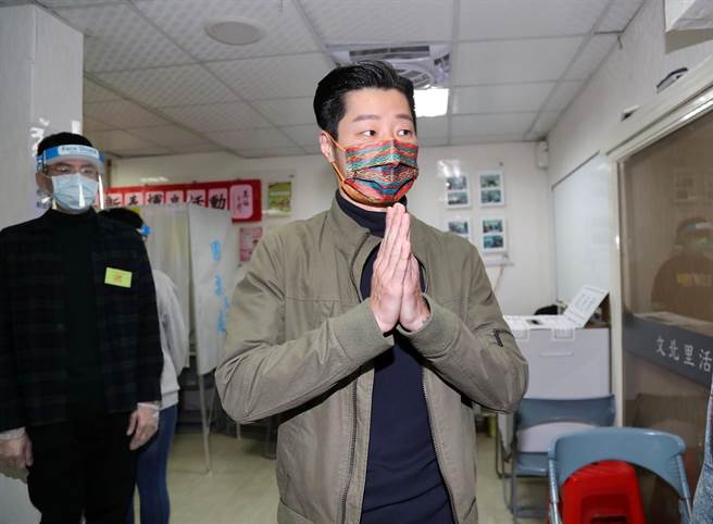 立委林昶佐罢免案投票9日举行，林昶佐（中）一早就前往投开票所投票，投票后，林昶佐双手合十向大家致意。（资料照/台北市摄影记者联谊会提供）