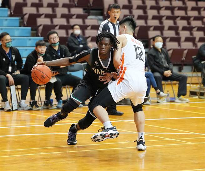 万能科大盖比（左）18分、16篮板、6助攻表现全面。（大专体总提供）