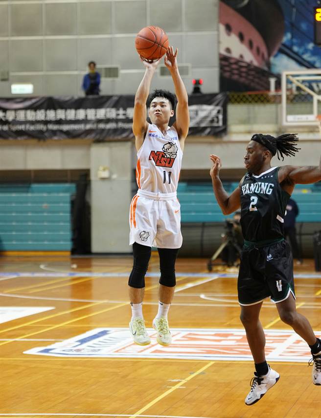 国立体大陈力生（左）15分。（大专体总提供）