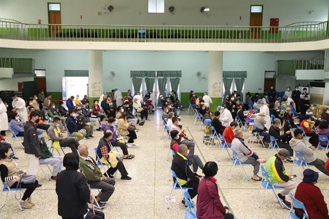 嘉義縣今天開設第三劑莫德納疫苗大型接種站，民眾踴躍施打。（張亦惠攝）