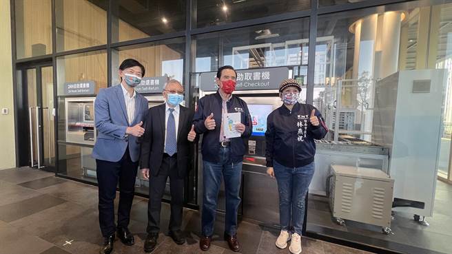 前总统马英九在国民党议员林燕祝的陪同下，参观去年刚启用的台南市图总馆时，直夸「很好，印象非常深刻」。（林燕祝提供／洪荣志台南传真）