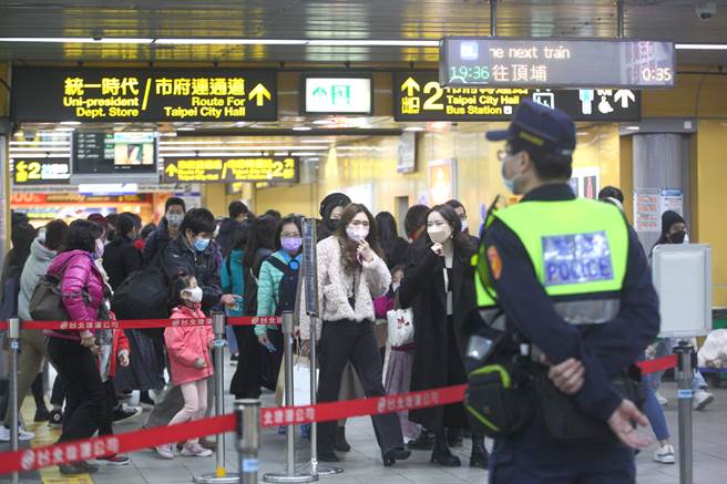 即便桃机群聚扩大、单日确诊数破10人，有网友发现假日闹区人潮依旧不减。（资料照／张铠乙摄）