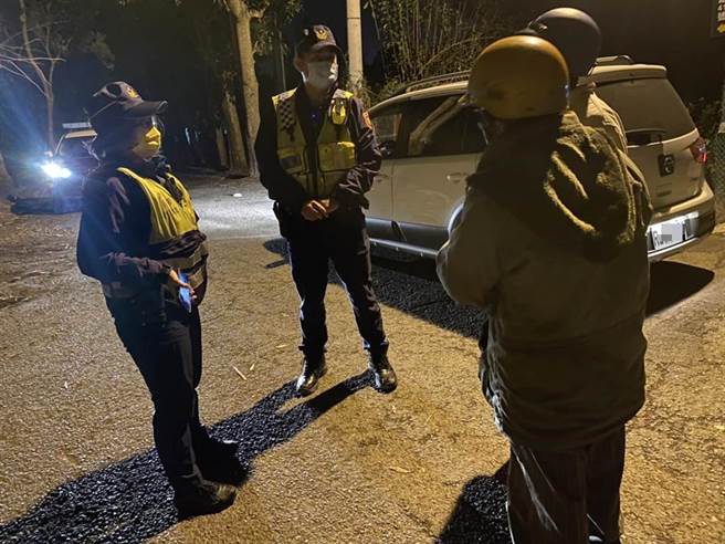 南投游姓父子到彰化二水抓狗，二水分驻所员警前往调查。（ 爱妈董小姐提供／吴敏菁彰化传真）
