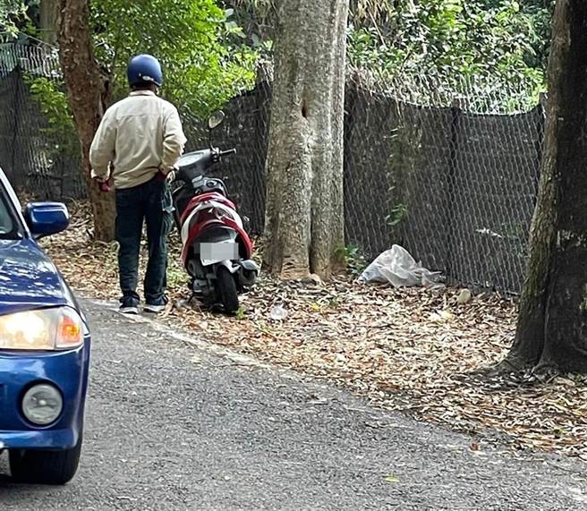 南投游姓父子到彰化二水抓狗，二水分驻所员警前往调查。（ 爱妈董小姐提供／吴敏菁彰化传真）
