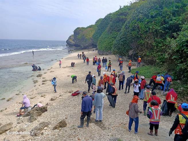 泰富航运发起小琉球净滩，50余志工捡了逾20公斤垃圾。（泰富提供／谢佳潾屏东传真）