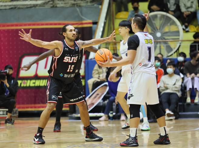 太阳亚洲外援何乔登(左)张开双臂防守。(台中葳格太阳提供)