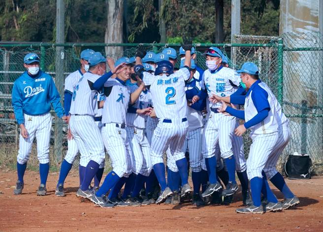 大溪高中王兴龙（中）敲出高中首轰后与队友庆贺。（学生棒球联盟提供）