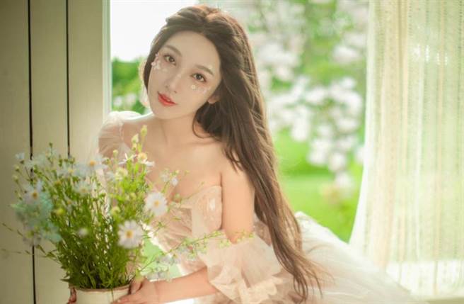 大陆网美都美竹。（图／翻摄自都美竹微博）