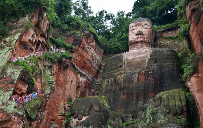 由于四川气候潮湿、雨水多、岩体性质等因素，长期以来乐山大佛受到水害与生物、风化等问题，虽经过多次大规模修復，但表层开裂剥落等问题仍相当严重。（图／中新社）