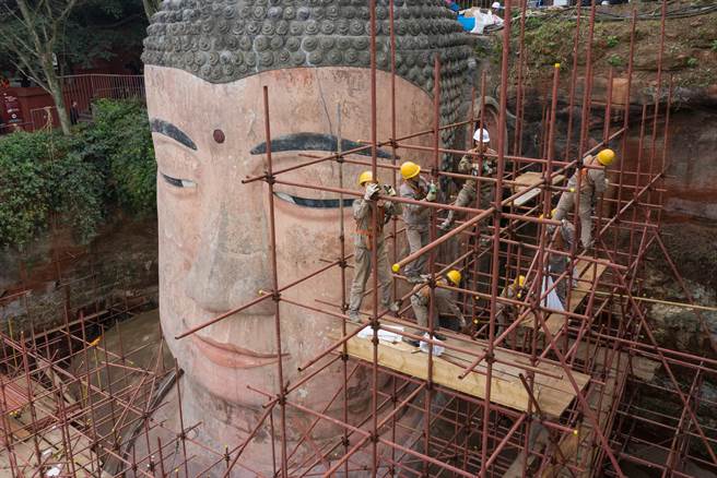 2019年文物保护部门用了近半年时间对乐山大佛残损区域进行抢救性保护的研究及勘测后，拆除了工作鹰架重新对外开放。（图／新华社）