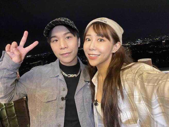 派翠克（左）、梓梓分享開車即可到達的私藏夜景勝地。（TVBS提供）