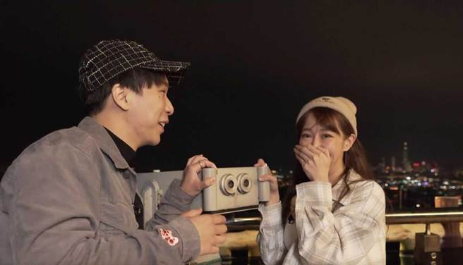 派翠克（左）加碼分享「使用投幣式望遠鏡觀景」的曖昧密技，令梓梓羞紅了臉。（TVBS提供）