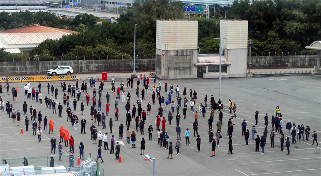 桃机群聚案扩大筛检，图为桃机员工在桃园机场P3停车场内排队做PCR採检。（陈麒全摄）