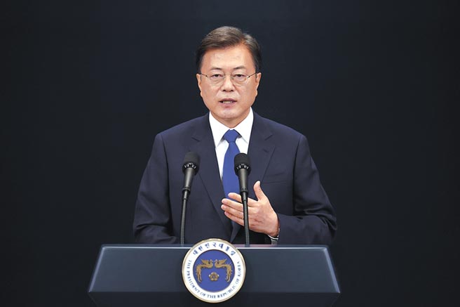 韓國總統文在寅對3年任期已屆滿並提出辭呈的中央選舉管理委員會常委鄭海周重新任命，招致全國負責選舉管理委員會業務的3500名職員集體抗議人事不當，讓文在寅灰頭土臉下不得不退縮，收回人事命令。(圖╱新華社)