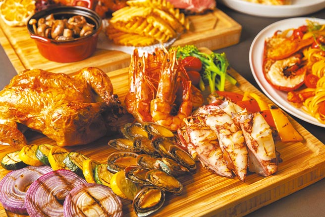 台北萬豪酒店「海陸豪時光」尾牙春酒專案，「碳烤海鮮拼盤」含小卷、海大蝦、九孔鮑魚等，鮮甜海味直接上桌。圖／台北萬豪酒店提供