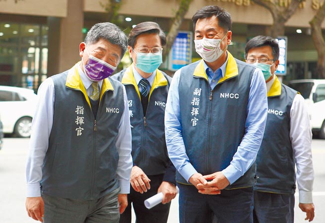 境外移入個案數日前創58例歷史新高，8日再增42例，兩天合計100人。中央流行疫情指揮中心指揮官陳時中（左一）表示，國外疫情嚴峻，最新確診數比過去多兩成，加上春節返國人數越來越多，病毒被帶進來的可能性大增。（張鎧乙攝）