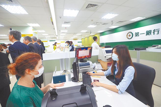 六大泛公股银将陆续召开董事会通过加薪议案，合库、第一银行、兆丰银与台企银平均加薪幅度逾6％以上，考绩表现佳、基层行员加薪幅度甚至上看7％、8％。(中央社)