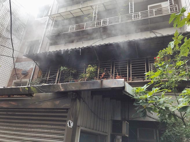 淡水一棟5層樓公寓2樓8日發生火警，警消入內搜索時發現臥室地上倒臥一對夫妻，2人全身60％、3度燒燙傷，失去生命徵象，送醫不治。（翻攝照片／戴上容新北傳真）